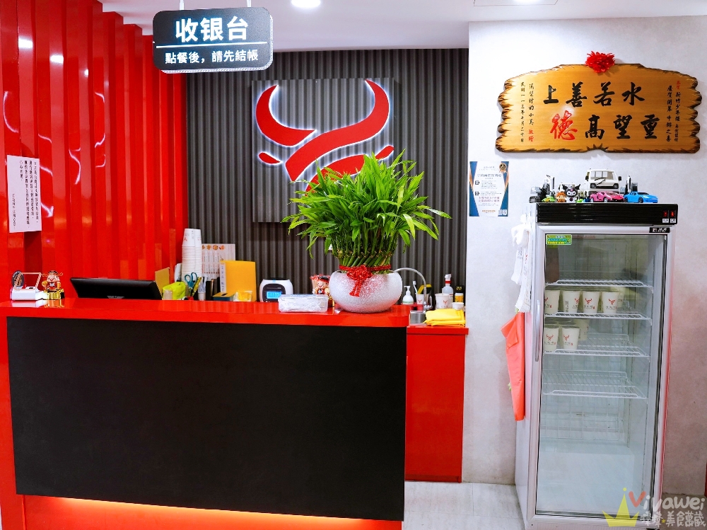 苗栗市美食｜『紅吱吱平價牛排館-苗栗店』排餐只要180元起~可免費加麵一次！自助吧享濃湯,爆米花,抹醬吐司,冷熱飲,霜淇淋免費吃到飽！