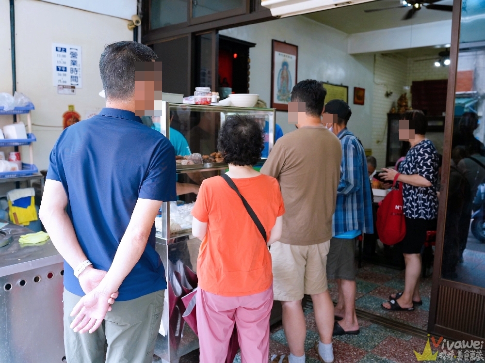 桃園平鎮美食｜『橋頭小吃部』一開店就爆滿！每桌必點現切的滷味小菜～還有各式麵類～晚來就吃不到！