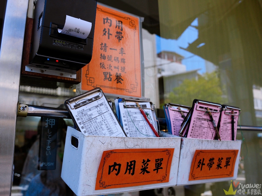 台北士林美食｜『及品鍋貼水餃專賣店』每天路過都在排隊~現做的鍋貼超酥脆好吃~