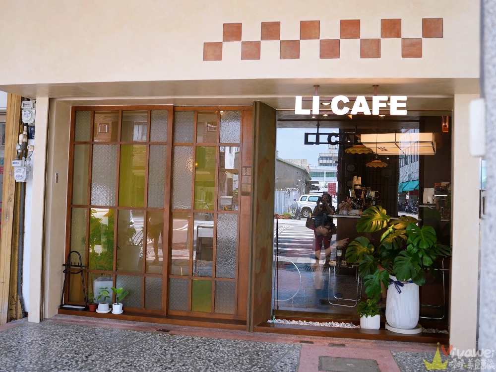 苗栗市美食｜『LI CAFE』近苗栗車站的質感系甜點咖啡店！必吃焙茶水果戚風&藍莓乳酪馬卡龍&奶蓋烏龍巴斯克！