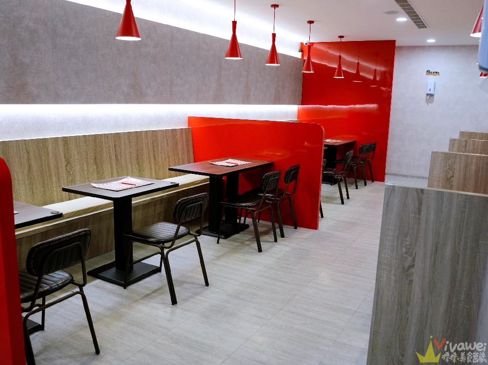 苗栗市美食｜『紅吱吱平價牛排館-苗栗店』排餐只要180元起~可免費加麵一次！自助吧享濃湯,爆米花,抹醬吐司,冷熱飲,霜淇淋免費吃到飽！