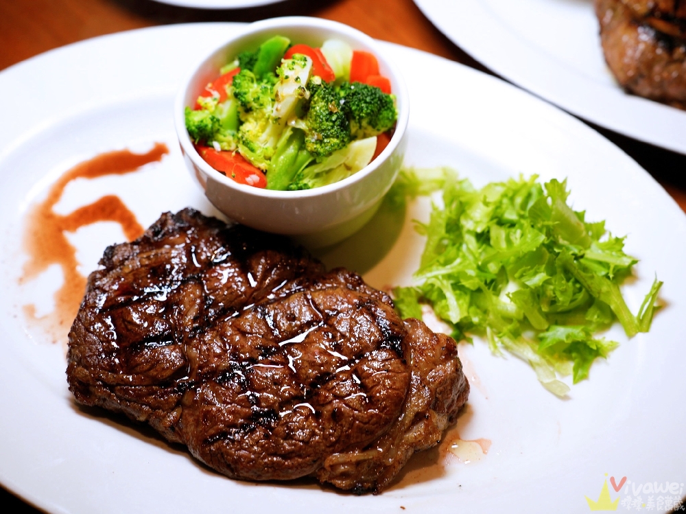 桃園中壢美食｜『Texas Roadhouse 德州鮮切牛排』青埔新光影城/置地廣場xpark二樓！美式排餐專賣店~內用餐包&花生無限吃到飽！