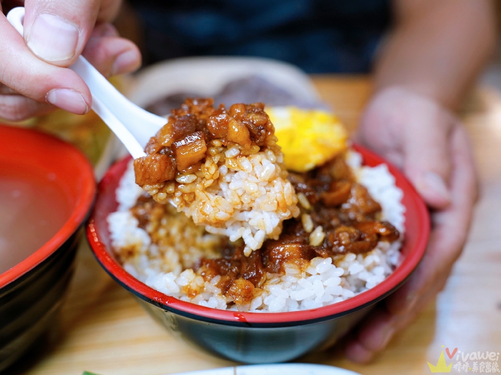 桃園中壢美食｜『餃餃好喫-深夜食堂』營業至凌晨兩點的深夜食堂！必吃膠質滿滿的滷肉飯&金黃酥脆的煎餃！