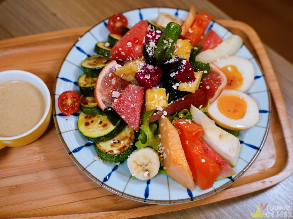 台中市美食｜『阿飛Brunch』台中火車站人氣早午餐！必點肉醬乳酪熱壓吐司&香料熟成咖哩牛～森林系空間超療癒！