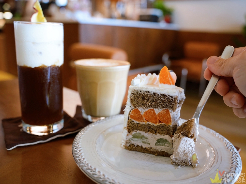 苗栗市美食｜『LI CAFE』近苗栗車站的質感系甜點咖啡店！必吃焙茶水果戚風&藍莓乳酪馬卡龍&奶蓋烏龍巴斯克！