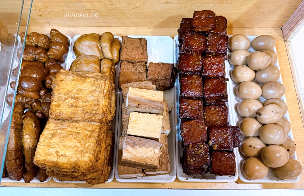 桃園中壢美食｜『坐餓多端麵飯館』鮮蝦紅油炒手超讚～小菜拼盤多樣又好吃～