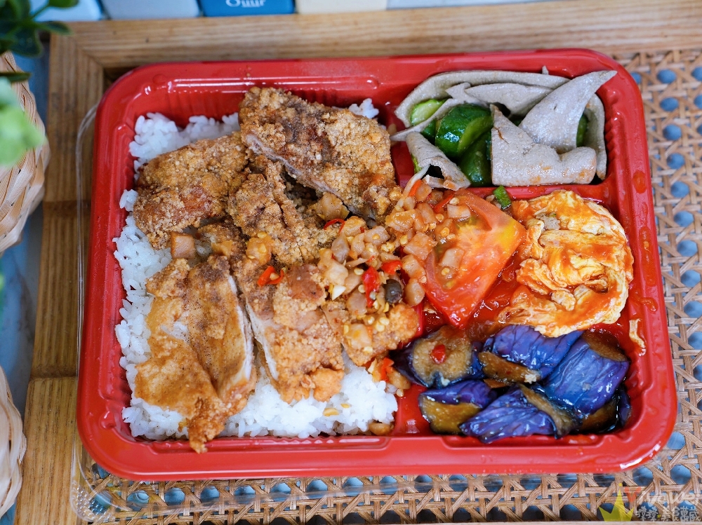 桃園中壢美食｜『一品香飲食店』中原超強排隊便當店！均一價100元！配菜超有誠意~必吃炸雞排便當加辣！