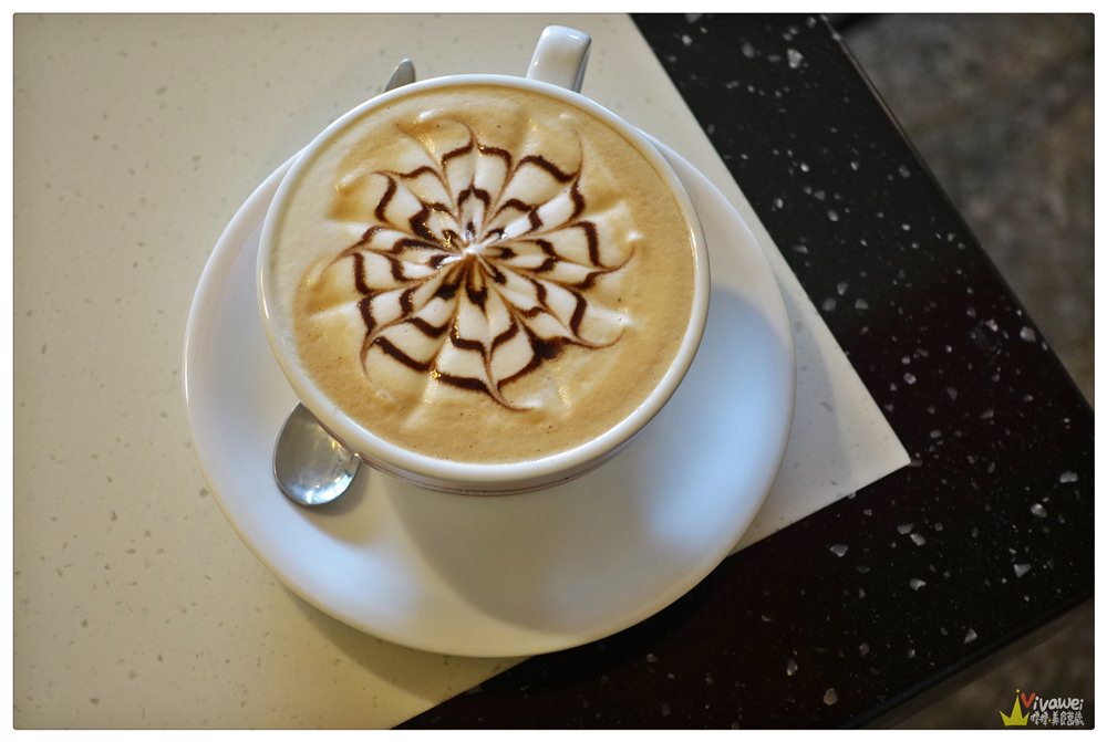 苗栗市美食｜『強尼玩咖in藏心』悠閒舒適的溫馨咖啡廳~這裡有隨興的老闆和彩繪咖啡!