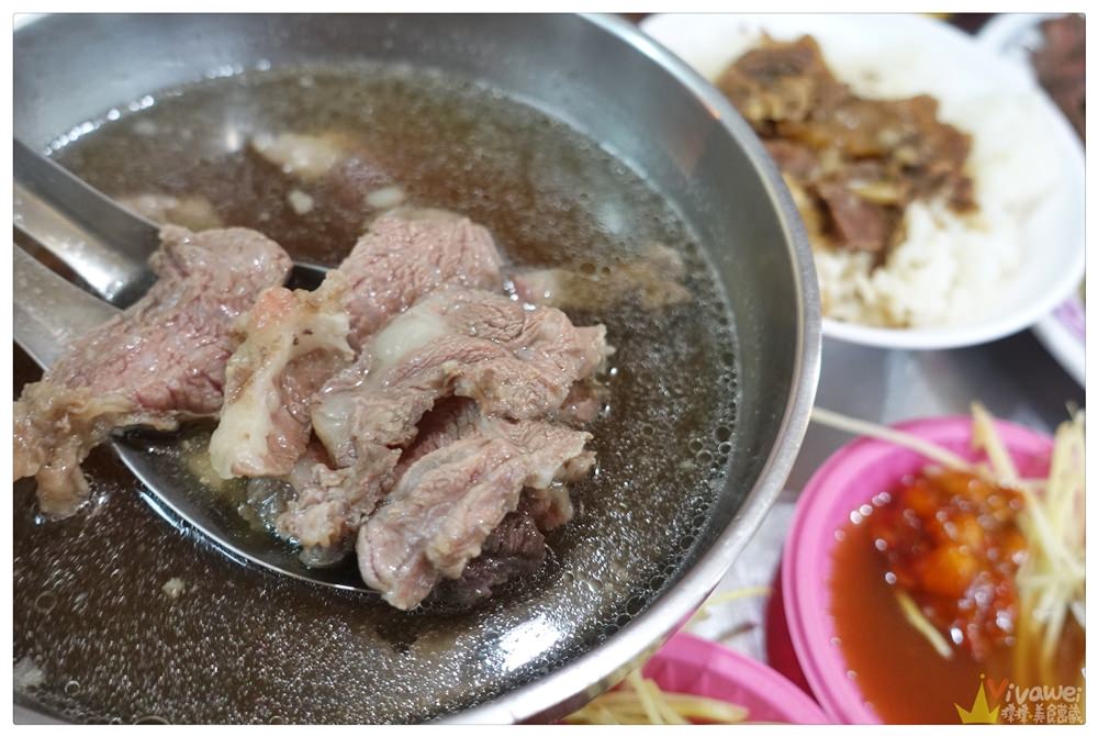 台南中西區美食｜『鬍鬚忠牛肉湯』破3000則4.1顆星高評價！晚場限定的花紋牛肉湯和蒜頭牛肉！