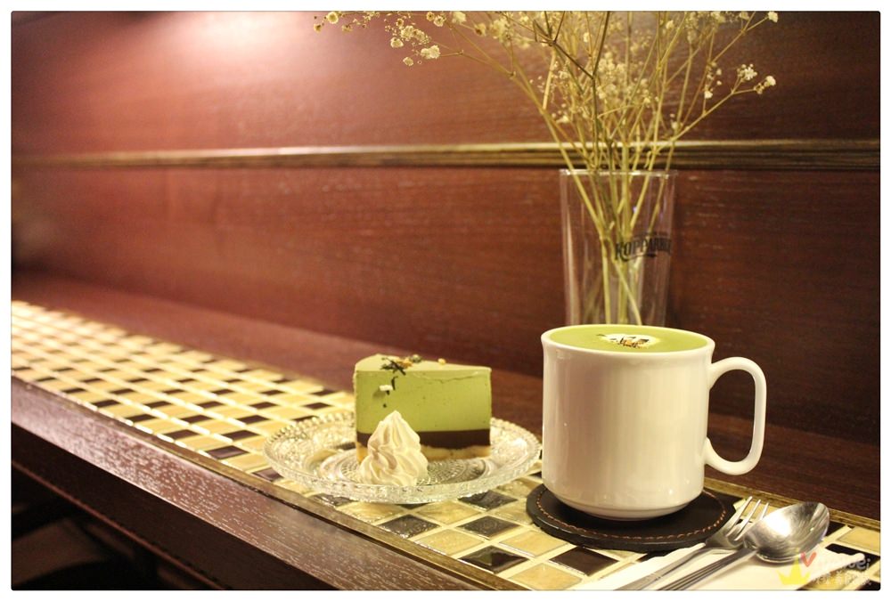 宜蘭市美食｜『頸鹿先生珈琲』宜蘭大學旁安靜又昏暗的下午茶咖啡廳&小酌酒吧