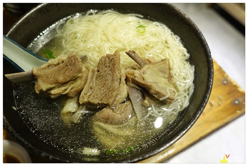 花蓮市美食｜『一碗小』日式木造建築內賣著清燉及紅燒的牛肉和羊肉麵食小吃!