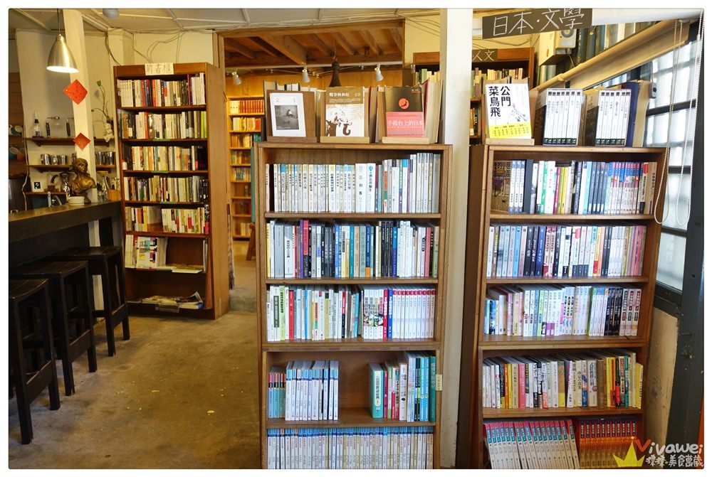 花蓮市旅遊景點｜『時光二手書店』在舊書堆中挖寶-還有供應輕食和咖啡!