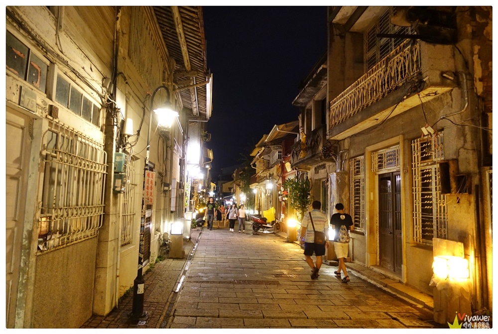 台南旅遊景點｜『神農街』漫步在超好拍的復古街道-白天黑夜皆有不同風貌!