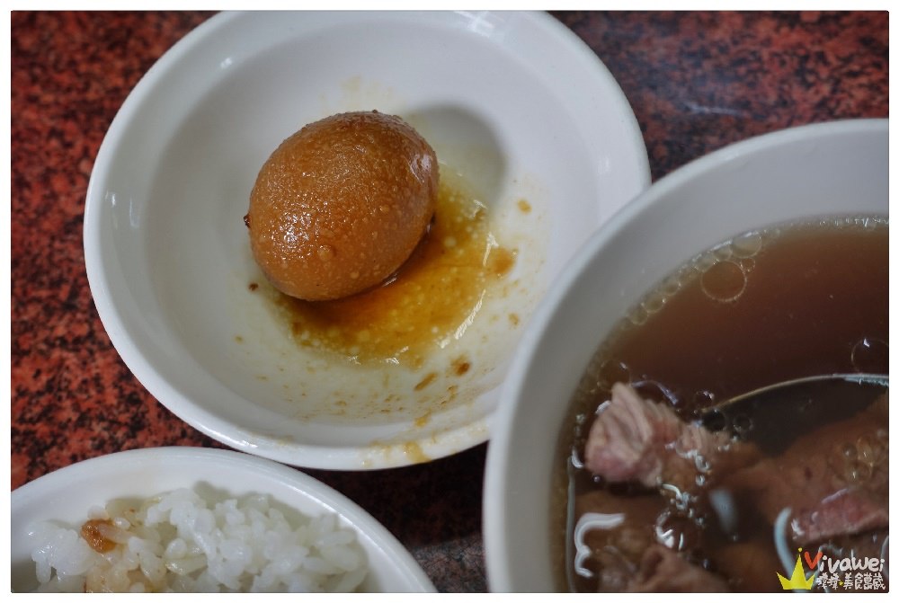 台南美食｜『阿牛牛肉湯』在地人推薦必吃小吃~新鮮溫體牛肉配上膠質滿滿的肉燥飯!
