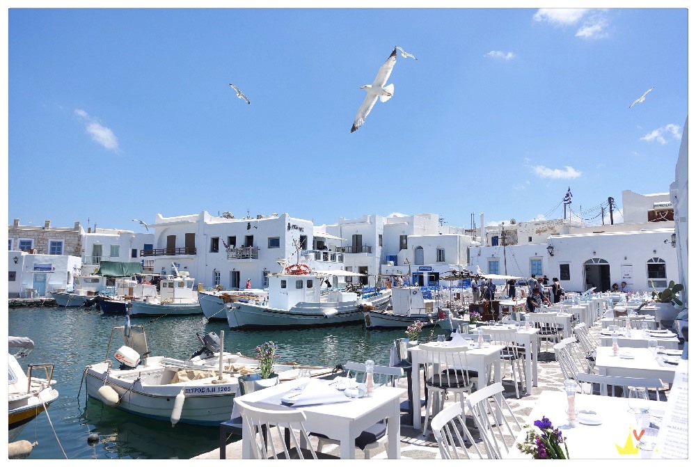 希臘自助蜜月旅行｜PAROS島上的Naoussa納烏薩小漁村~適合放空的悠閒景點~很多的露天餐廳和超美景色~
