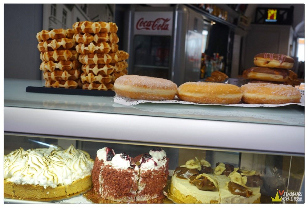希臘聖托里尼美食｜『Cafe Hausbrandt』FIRA費拉小鎮上的家庭甜點~還有鬆餅,甜甜圈和冰淇淋!