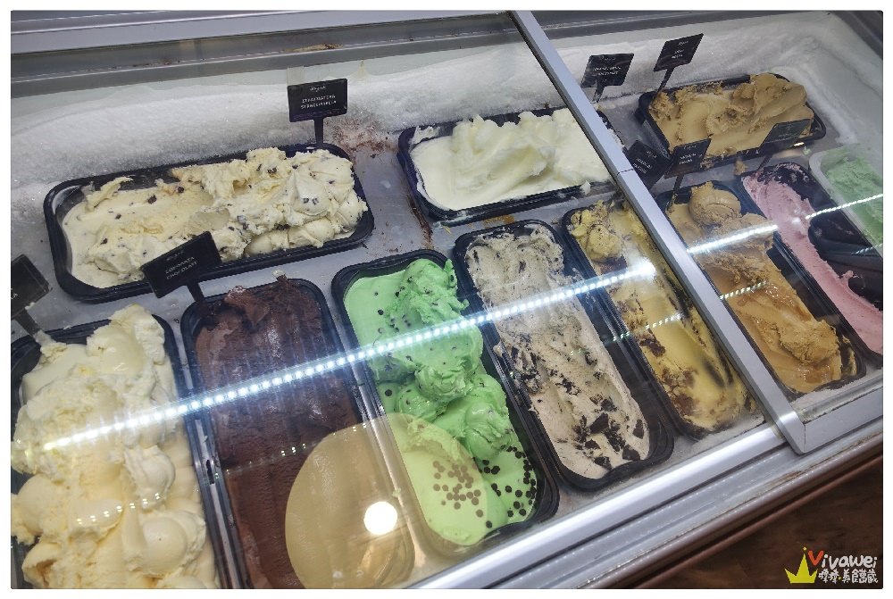 希臘聖托里尼美食｜『Cafe Hausbrandt』FIRA費拉小鎮上的家庭甜點~還有鬆餅,甜甜圈和冰淇淋!