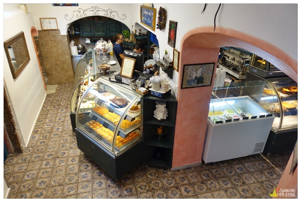 希臘聖托里尼美食｜『Melenio Cafe Patisserie』伊亞OIA可以賞藍頂教堂的景觀咖啡廳~視野極佳！