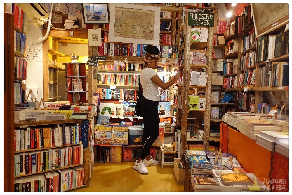 希臘旅遊景點｜『Atlantis Books』聖托里尼OIA最美書店~世界十大最美獨立書店之一就在這！