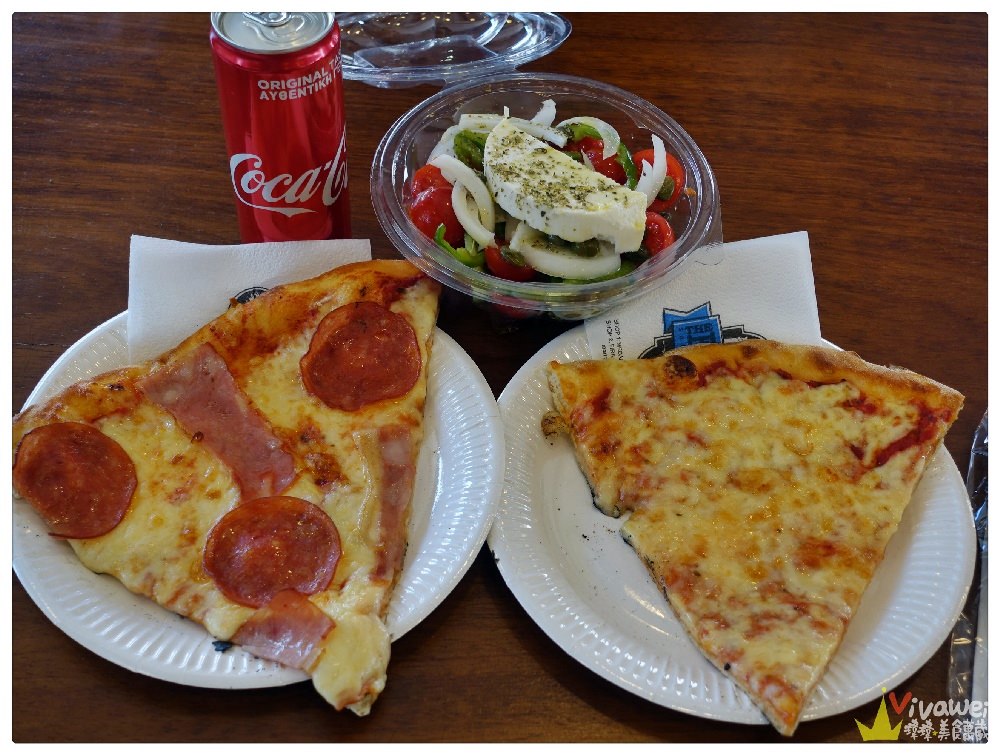 希臘聖托里尼美食｜『The Family Pizzeria』FIRA費拉大街上24小時營業的平價PIZZA,沙拉和義大利麵!
