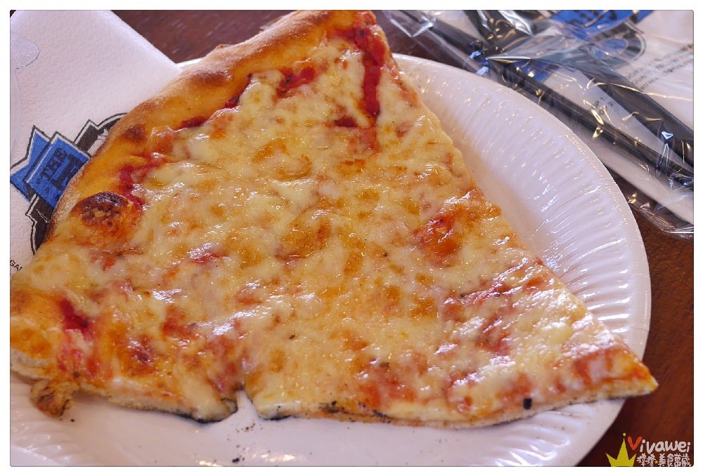 希臘聖托里尼美食｜『The Family Pizzeria』FIRA費拉大街上24小時營業的平價PIZZA,沙拉和義大利麵!