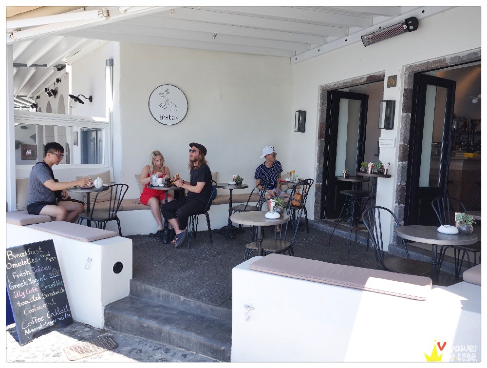 希臘聖托里尼美食｜『aestas』費拉FIRA景觀咖啡廳~吃甜點,配咖啡,賞美景！