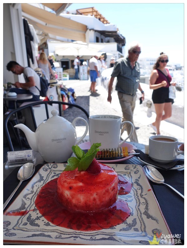希臘聖托里尼美食｜『aestas』費拉FIRA景觀咖啡廳~吃甜點,配咖啡,賞美景！