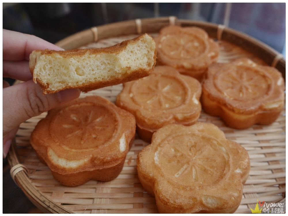 新竹市美食｜『梅花雞蛋糕』新竹城隍廟銅板美食~好吃的現烤古早味雞蛋糕!