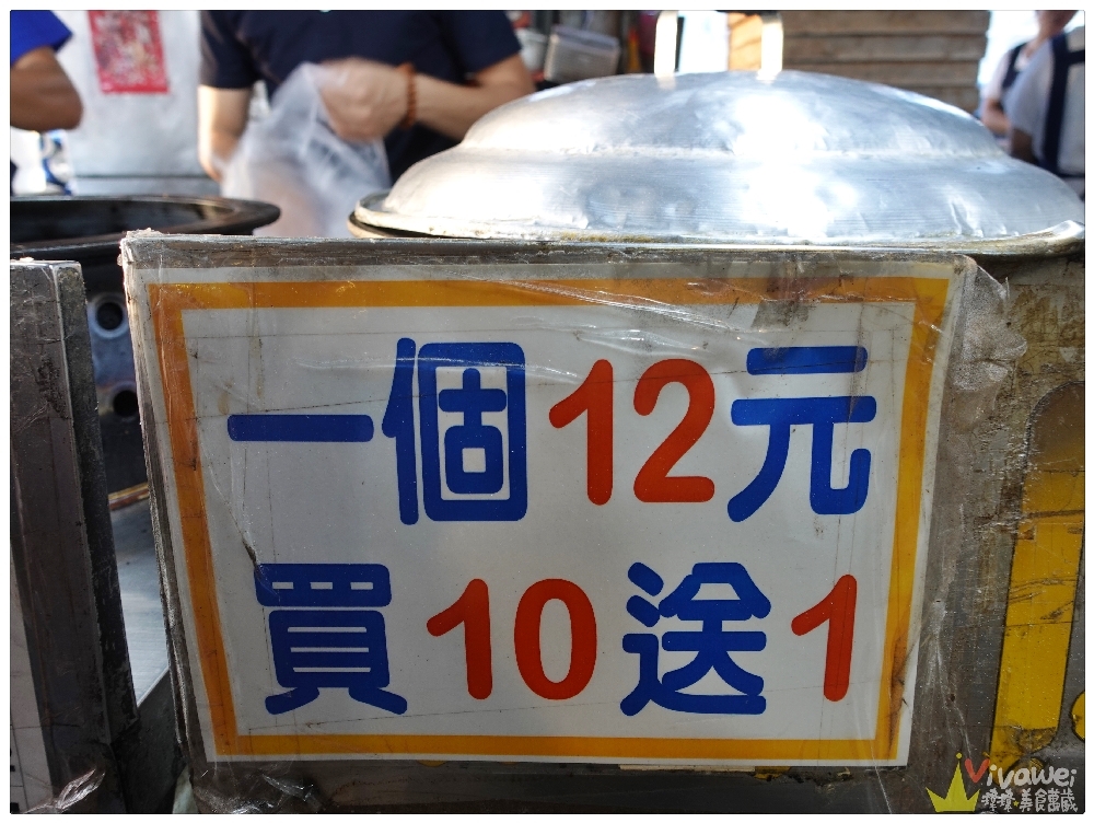台中東區美食｜『郎港式鮮肉包』新光黃昏市場內熱門銅板美食~13元肉包買10個再送1個!