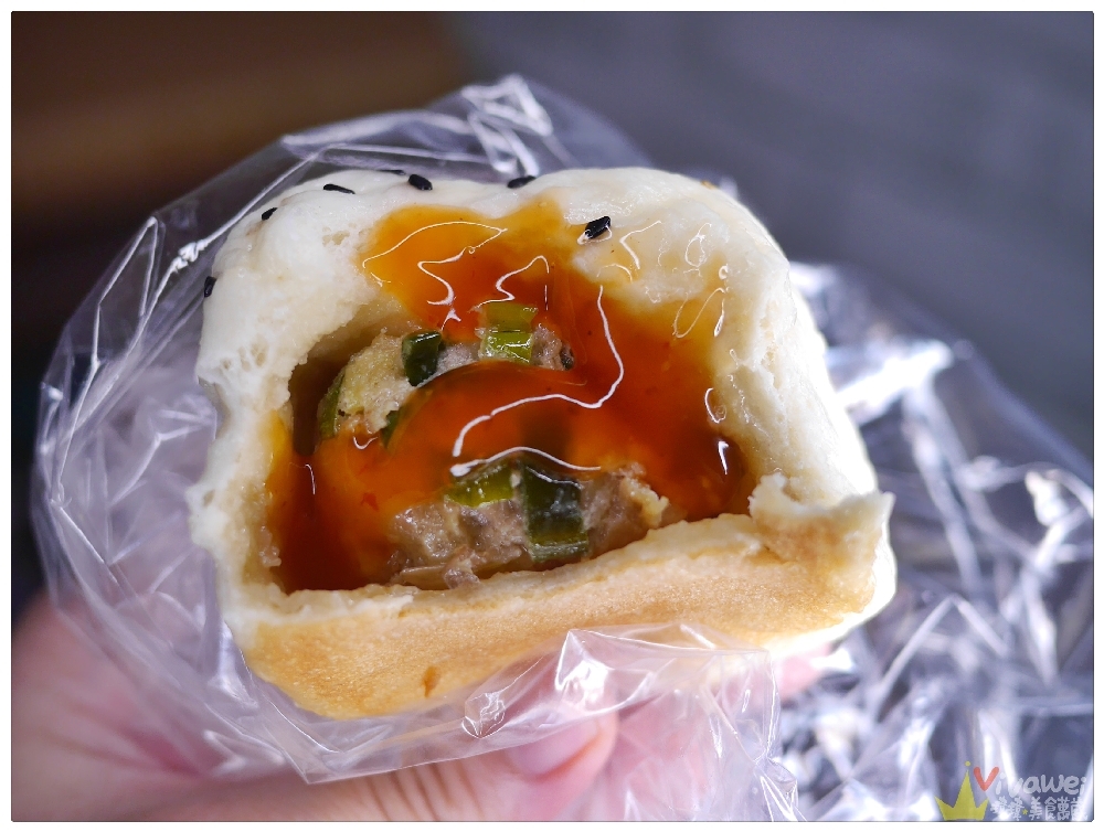 台中東區美食｜『郎港式鮮肉包』新光黃昏市場內熱門銅板美食~12元肉包買10個再送1個!