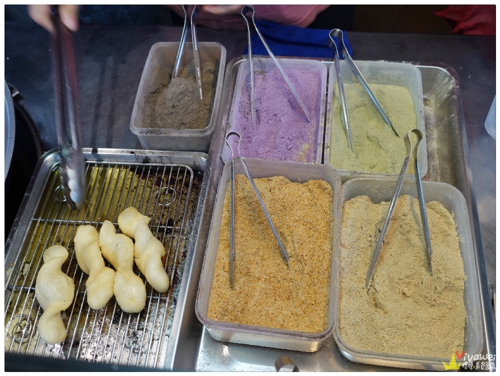 台中北區美食｜『老窗白糖粿』一中商圈排隊銅板美食~多種口味的白糖粿軟Q好吃!