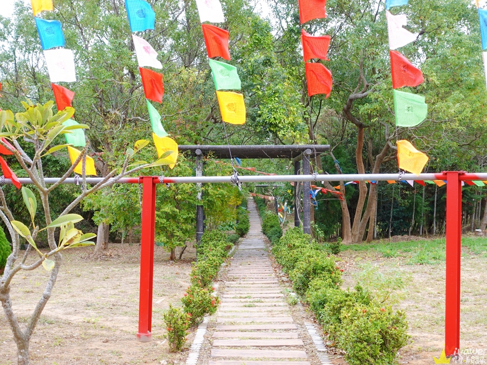 苗栗後龍景點｜『桑耶寺』藏傳佛教宗教聖地~繽紛的風馬旗是IG熱門打卡景點！
