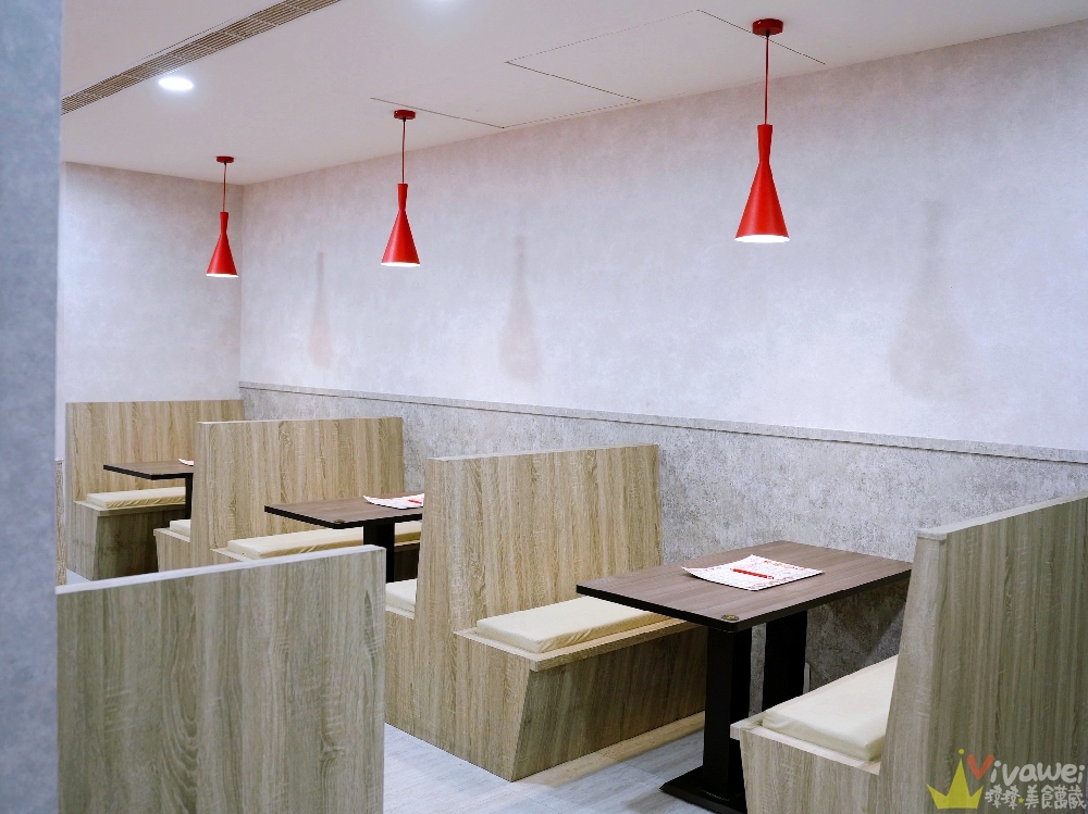 苗栗市美食｜『紅吱吱平價牛排館-苗栗店』排餐只要180元起~可免費加麵一次！自助吧享濃湯,爆米花,抹醬吐司,冷熱飲,霜淇淋免費吃到飽！