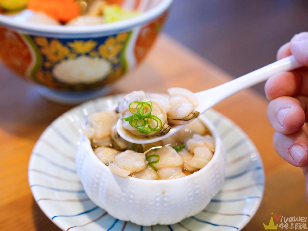 新北萬里美食｜『階梯上食堂』新鮮好吃的生魚片丼飯&日式定食！內用享魚肉味噌湯免費喝到飽！