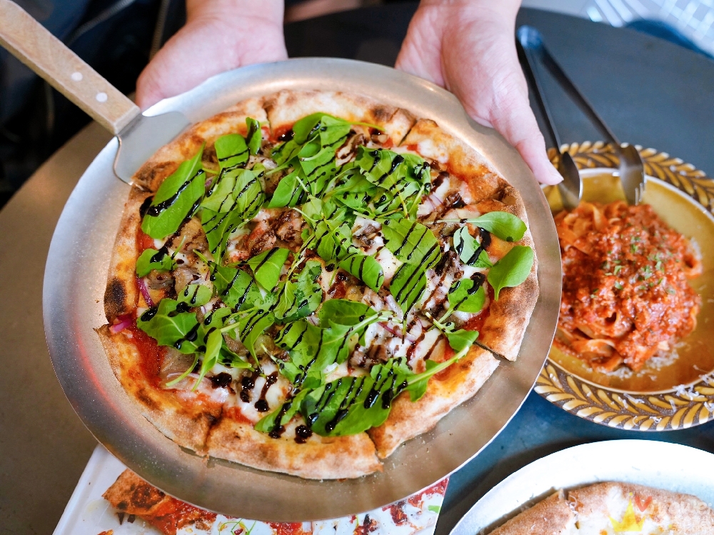 桃園中壢美食｜『品手感披薩 Pin Pizza Bar』內壢現烤披薩香氣逼人！招牌阿山哥鹹豬肉披薩&五種起司披薩！