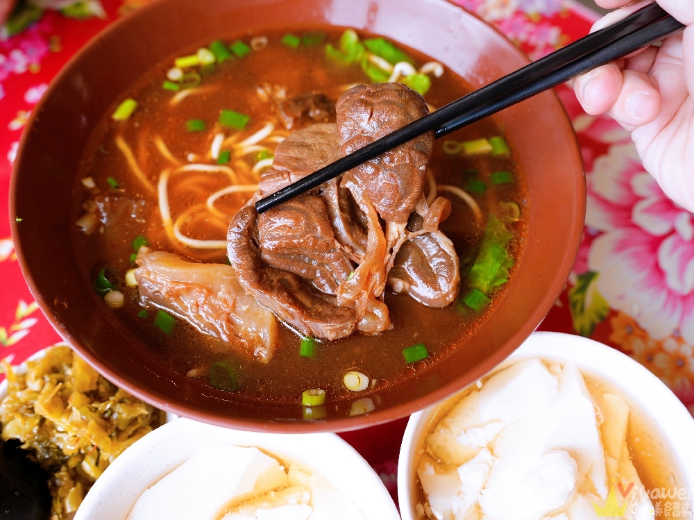 桃園內壢美食｜『元生牛肉麵館』人氣牛肉麵＆現切滷味！內用豆花吃到飽～我一口氣吃了3碗！