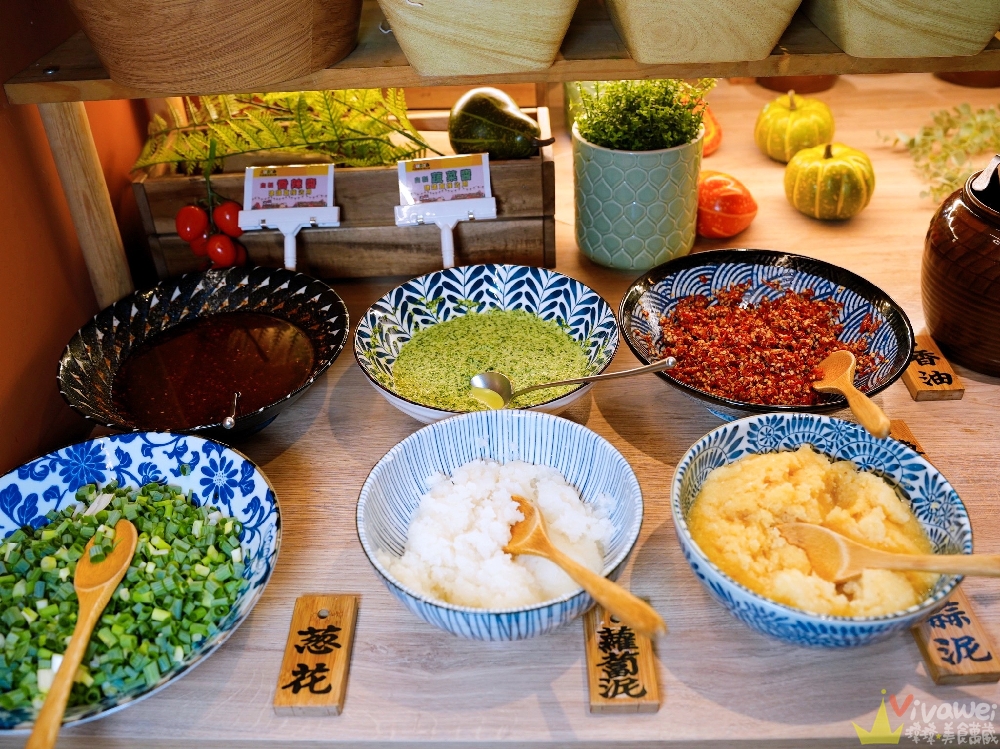 苗栗頭份美食｜『月團圓雞湯火鍋-苗栗頭份店』火鍋控必收！2025全新裝潢自助吧大升級！個人獨享鴛鴦鍋～蔬菜品項豐富～高品質鍋物專賣！