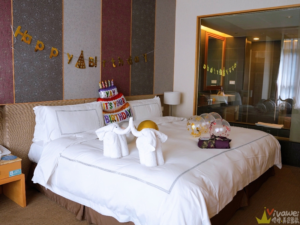 宜蘭礁溪住宿｜『長榮鳳凰酒店(礁溪)』開箱生日我最大方案&鳳凰飴號！客房生日布置&免費生日蛋糕！鳳凰飴號的星巴克咖啡下午茶&晚上Happy Hour暢飲！