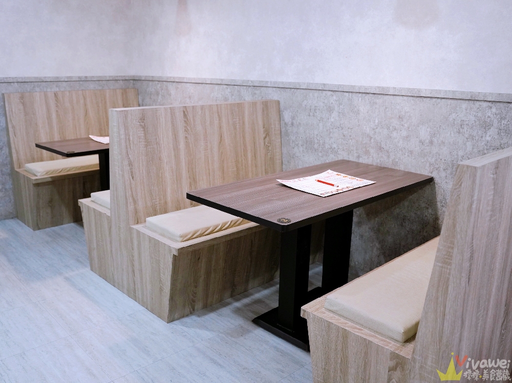 苗栗市美食｜『紅吱吱平價牛排館-苗栗店』排餐只要180元起~可免費加麵一次！自助吧享濃湯,爆米花,抹醬吐司,冷熱飲,霜淇淋免費吃到飽！