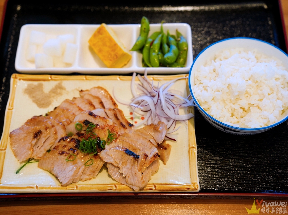 新北萬里美食｜『階梯上食堂』新鮮好吃的生魚片丼飯&日式定食！內用享魚肉味噌湯免費喝到飽！