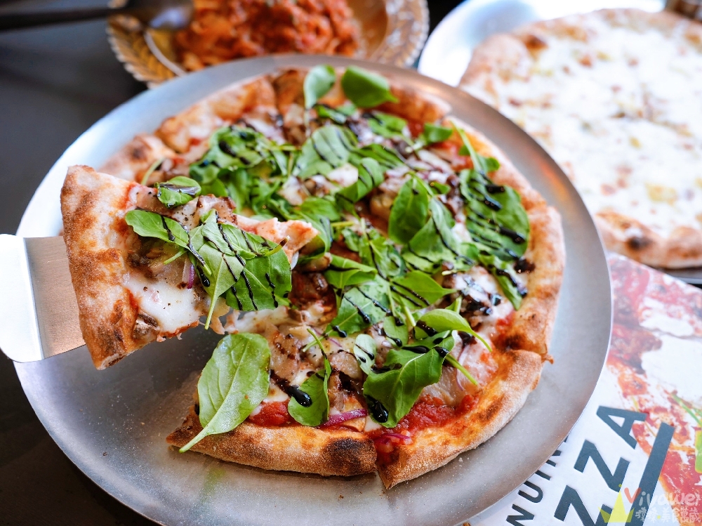 桃園中壢美食｜『品手感披薩 Pin Pizza Bar』內壢現烤披薩香氣逼人！招牌阿山哥鹹豬肉披薩&五種起司披薩！