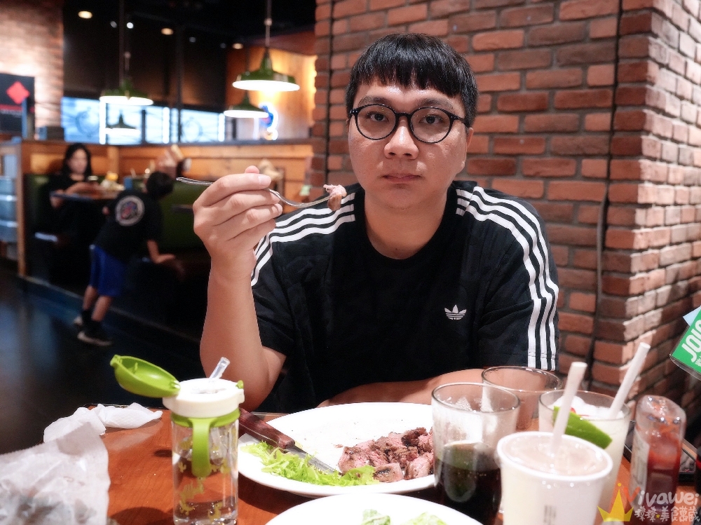 桃園中壢美食｜『Texas Roadhouse 德州鮮切牛排』青埔新光影城/置地廣場xpark二樓！美式排餐專賣店~內用餐包&花生無限吃到飽！