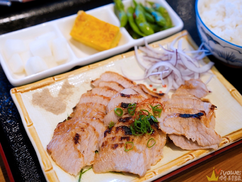 新北萬里美食｜『階梯上食堂』新鮮好吃的生魚片丼飯&日式定食！內用享魚肉味噌湯免費喝到飽！