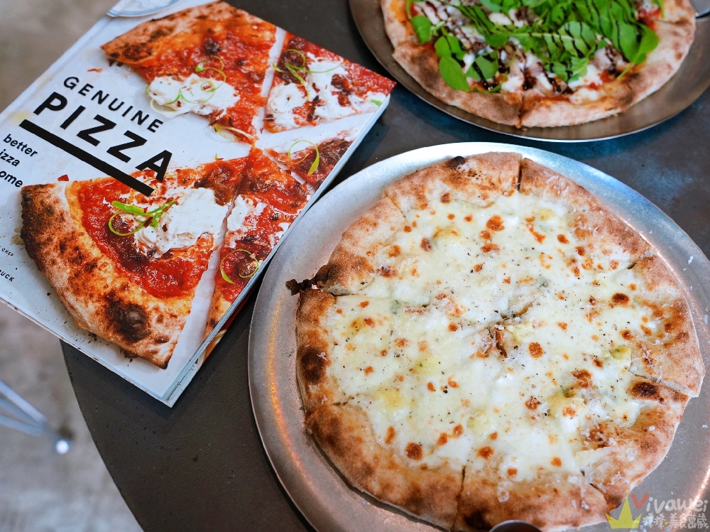 桃園中壢美食｜『品手感披薩 Pin Pizza Bar』內壢現烤披薩香氣逼人！招牌阿山哥鹹豬肉披薩&五種起司披薩！