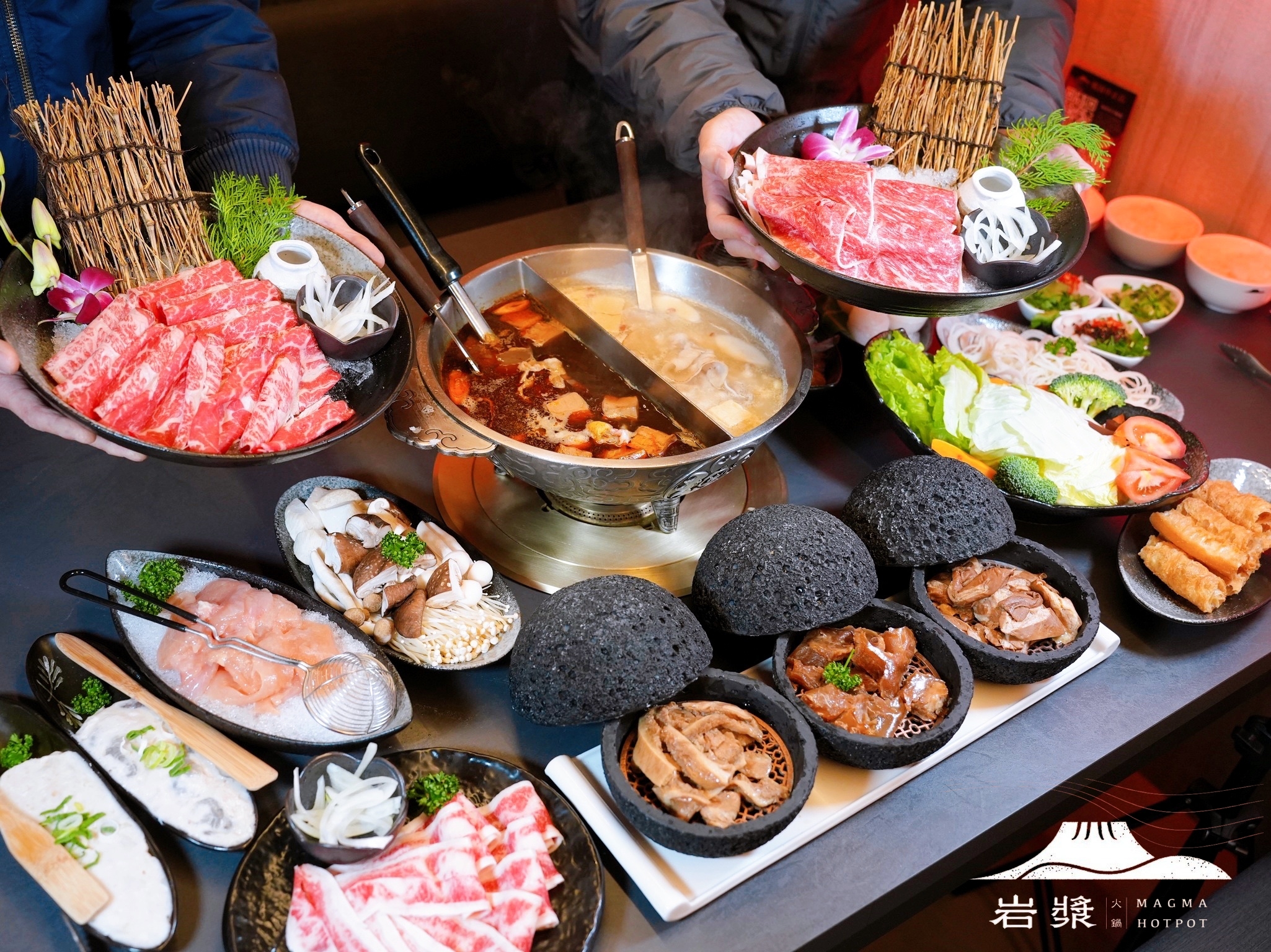 桃園市美食｜『岩漿火鍋-桃園中正店』桃園麻辣火鍋推薦！藝文特區高級質感鍋物~鍋底免費續加還能外帶！