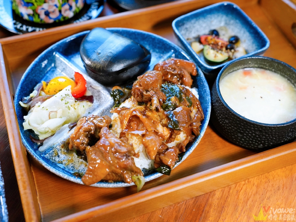 苗栗後龍美食｜『烏色咖啡-高鐵旗艦店』全新開幕！帶有客家元素的黑色質感系餐廳！有正餐料理及後龍店限定的雞蛋糕！