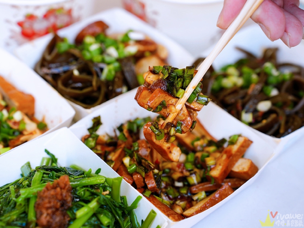 苗栗市美食｜『簡單拌』隱藏版的銅板價麵店小吃！紅蔥拌麵超香,麻醬麵自己磨麻醬～還有紅油炒手+滷味！