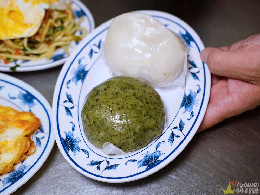 桃園平鎮美食｜『黃媽媽早點客家菜包』生意非常好的老字號早餐！好吃的傳統菜包及草仔粿！還有超多中式早餐品項！