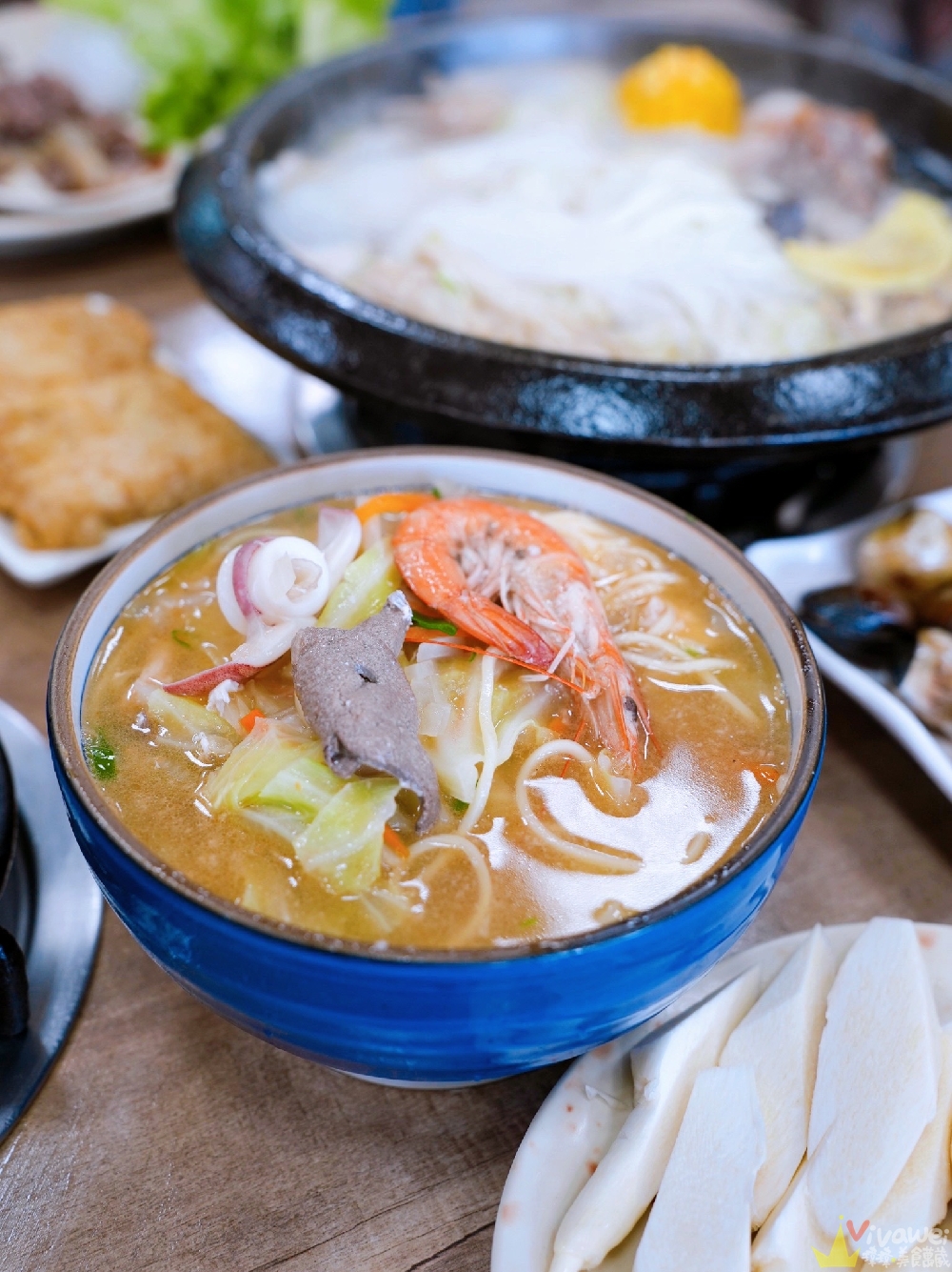 新北金山美食｜『福緣火鍋』加油站旁的熱門石頭火鍋！生意超好的排隊店～海鮮什錦麵&熱炒類也是必點！