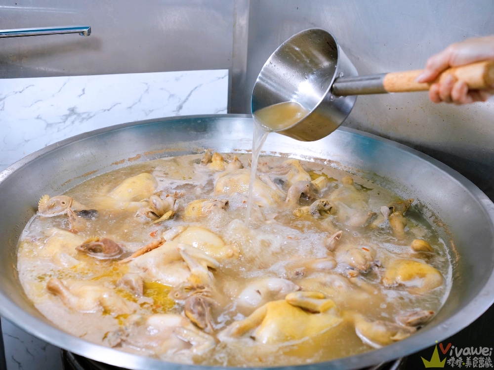 桃園市美食|『金小蔥雞湯米粉』雞湯控的天堂!隱藏版新品上市~升級版鹿野嫩炸雞&鮑魚烏骨雞湯!平價卻超有水準! 桃園市美食|『金小蔥雞湯米粉』雞湯控的天堂!隱藏版新品上市~升級版鹿野嫩炸雞&鮑魚烏骨雞湯!平價卻超有水準!